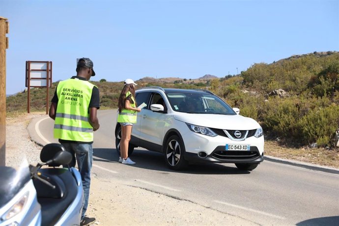 Punto de control en el acceso de Montjoi del Parque Natural del Cap de Creus (Girona) contra la "saturación" de la zona durante el período estival.