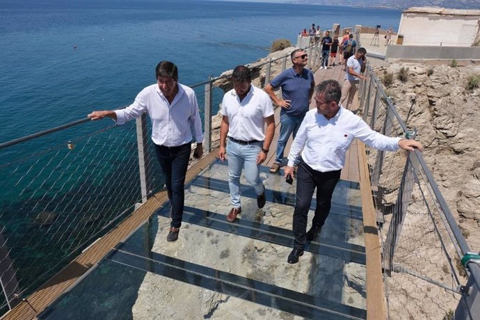 El vicepresidente de la Junta y consejero de Turismo, Regeneración, Justicia y Administración Local en funciones, Juan Marín, ha visitado este viernes el puente colgante de Torrenueva Costa (Granada).