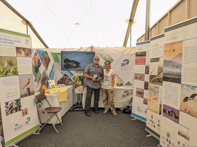 El director de Desarrollo Institucional, Ramón Martí,  y la coordinadora de Programas de Conservación, Ana Carricondo, en el expositor de SEO/BirdLife, en la Global BirdFair.