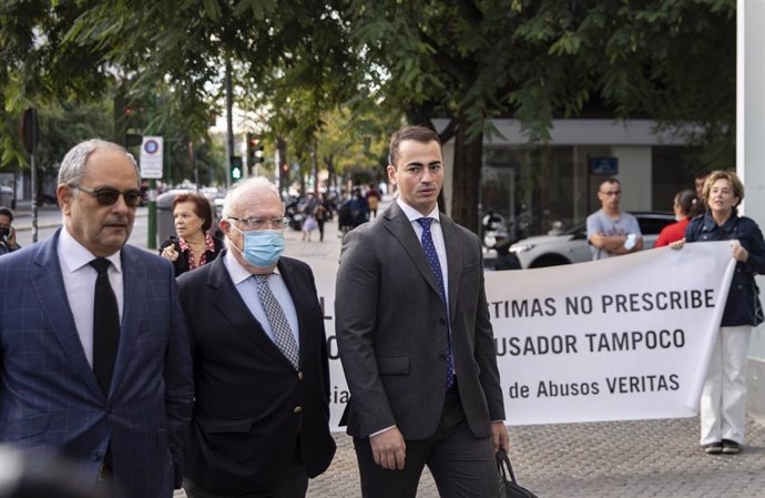 Archivo - Protestas llevadas a cabo por parte de la Asociación Veritas a la llegada a los juzgados del psiquiatra Javier Criado, en el centro de la imagen, en foto de archivo.