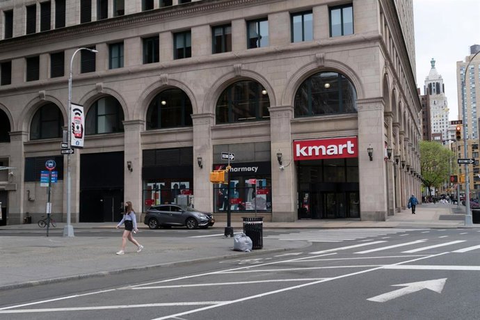 Archivo - 18 May 2020, US, New York: A woman passes by Kmart store at Brooklyn neighbourhood, as New York City is still the epicentre of the Coronavirus pandemic across the USA. Photo: John Marshall Mantel/ZUMA Wire/dpa