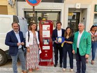 El Ayuntamiento de Granada instala un nuevo desfibrilador en la plaza del Realejo