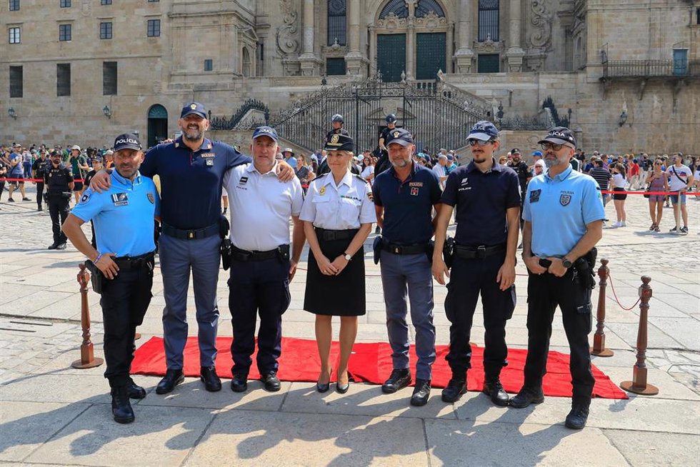 Foto de familia de agentes italianos, franceses y portugueses, durante la presentación del proyecto Comisarías Europeas, en la Praza do Obradoiro, a 15 de julio de 2022, en Santiago de Compostela, A Coruña, Galicia.