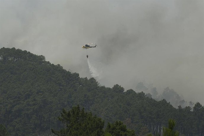 Un helicóptero efectúa labores de extinción en un incendio. Foto de archivo.