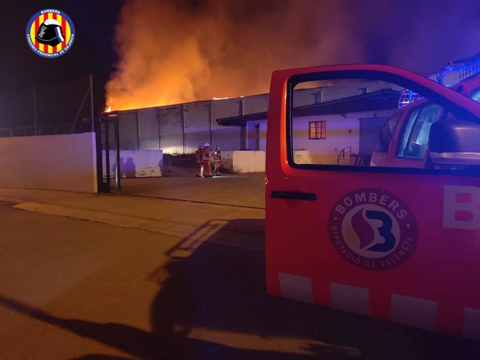 LOS BOMBEROS INTERVIENEN EN UN INCENDIO INDUSTRIAL EN VALLADA