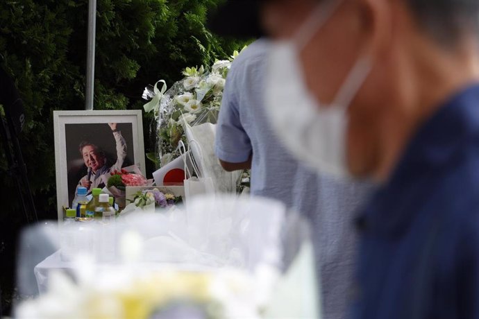 Japoneses dejan flores en un altar cercano al lugar donde el ex primer ministro japonés, Shinzo Abe, falleció, frente a la estación de Nara.