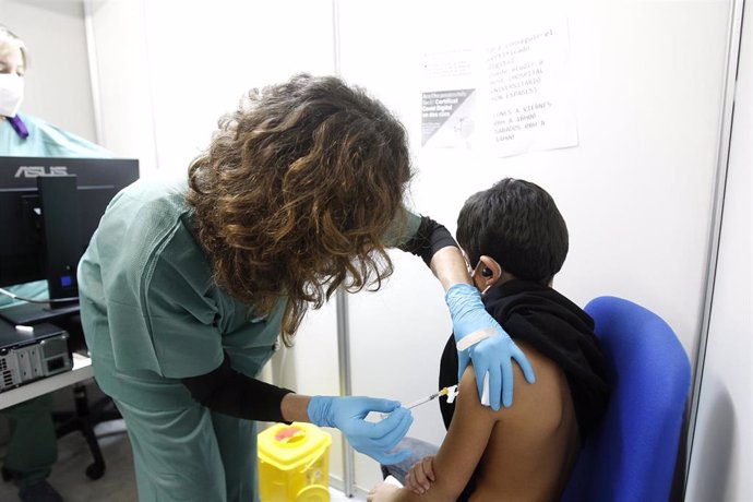 Archivo - Un niño recibe una dosis de la vacuna contra el Covid-19. Archivo.