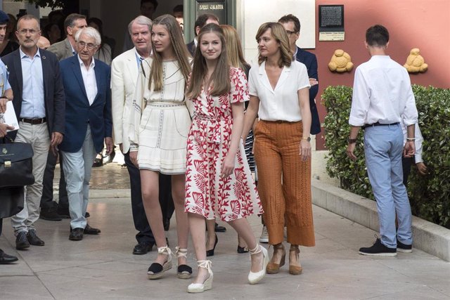 La Princesa Leonor (c); la Infanta Sofía (4i), y la ministra de Educación y Formación Profesional, Pilar Alegría (3d), durante su visita al teatro museo Dalí de Figueres, a 3 de julio de 2022, en Figueres, Girona, Cataluña (España).