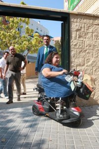 El alcalde de Córdoba destaca los "pasos firmes" dados para la inclusión al eliminar barreras arquitectónicas