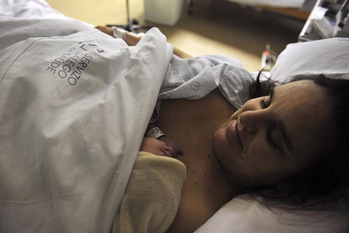 Archivo - María José Martínez Do Santos posa con su hijo recién nacido, el primer bebé en el reabierto paritorio de Verín (Ourense) el 6 de febrero de 2020