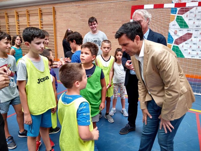 El alcalde de Granada, Francisco Cuenca, junto a varios niños en los campus deportivos.