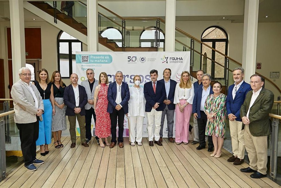 Foto de familia de la clausura de los Cursos de Verano de la UMA