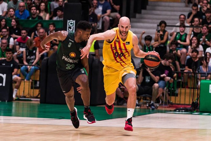 Archivo - Nick Calathes y Andres Feliz en el Palau Olimpic de Badalona en un partido de la Liga Endesa en junio de 2022.