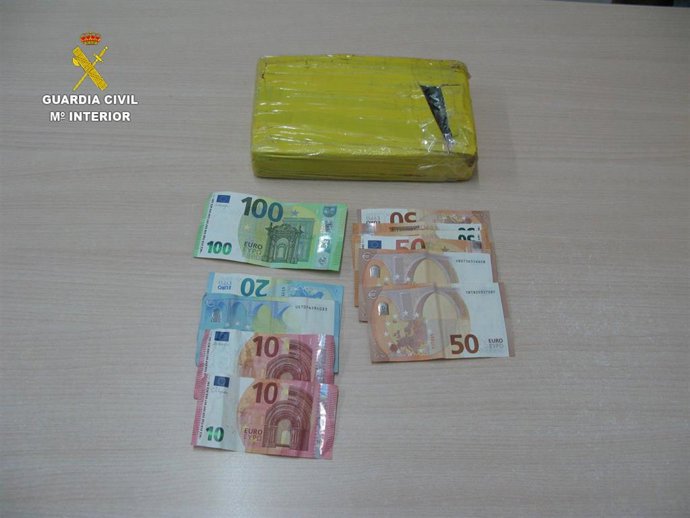 Droga y dinero incautado por la Guardia Civil