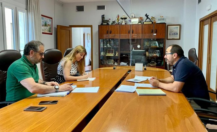 La delegada territorial de la Junta, Raquel Alonso, junto al alcalde de la localidad vallisoletana de Tordesillas, Miguel Ángel Oliveira, en el encuentro de este viernes