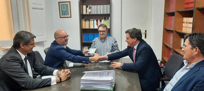 Firma de la escritura de compraventa de los terrenos de Holcim en Torredonjimeno