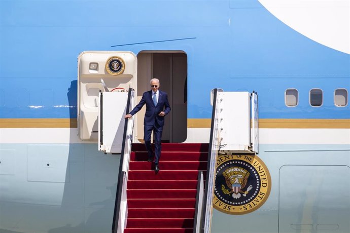 Archivo - El presidente de Estados Unidos, Joe Biden, baja del avión presidencial Air Force One