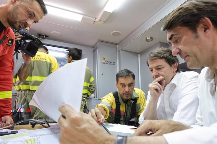 El presidente de la Junta, Alfonso Fernández Mañueco (segundo por la derecha), y el consejero de Medio Ambiente, Juan Carlos Suárez-Quiñones (junto a él), en el Puesto de Mando Avanzado del incendio de Monsagro (Salamanca).