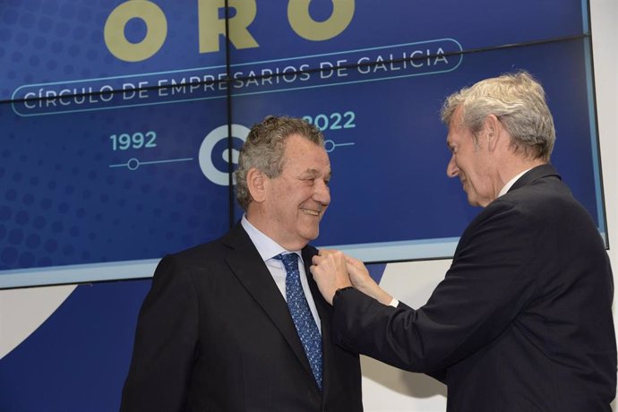 Rueda entrega la Medalla de Oro del Círculo de Empresarios de Galicia a Jaime Borrás Sanjurjo.