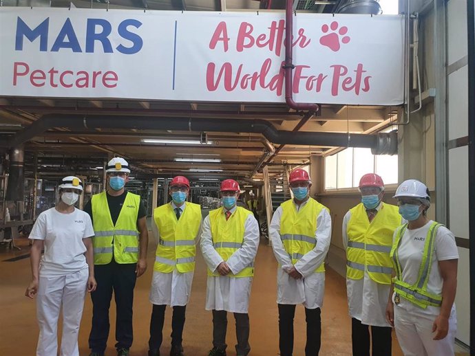 Visita del consejero de Industria, Mariano Veganzones, a la fábrica de Mars en Ávila.