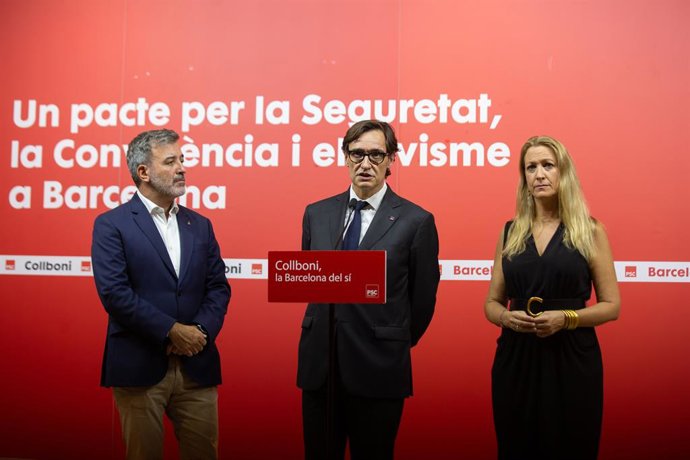 El primer secretari del PSC, Salvador Illa, al costat del tinent d'alcalde Jaume Collboni i la delegada del Govern central, Maria Eugnia Gay