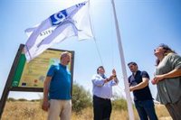 El alcalde de Huelva iza las banderas Q de 'Calidad Turística' y S de 'Sostenibilidad' en la playa del Espigón