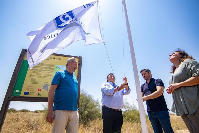 El alcalde iza las banderas Q de 'Calidad Turística' y S de 'Sostenibilidad' en la playa del Espigón