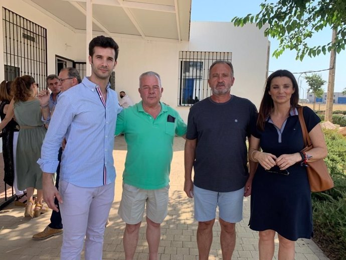 María José Andrada y ediles de Fuente Palmera, Palma del Río y Fuente Carreteros, ante el Centro de Salud de este último municipio.