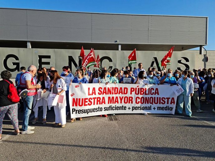 Movilización a las puertas del Hospital de Lebrija.