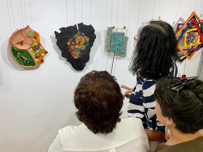 El Centro de Comunicación Jesús Hermida acoge la exposición 'Relojes eclécticos y algo más' .