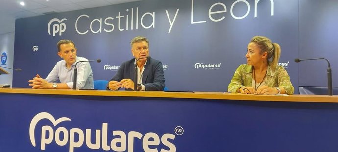 (IZQ A DER) El Presidente De La Diputación De Valladolid, Conrado Íscar, Junto Al Secretario General Del Partido Autónomico, Francisco Vázquez, Durante La 'Escuela De Verano 2022' Del Partido Popular