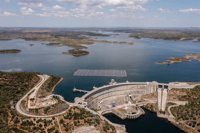 Archivo - Parque solar flotante de EDP en Alqueva, sur de Portugal