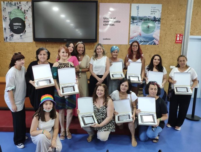 Albás (centro), con cuidadoras y capturadoras de las colonias felinas de Córdoba.