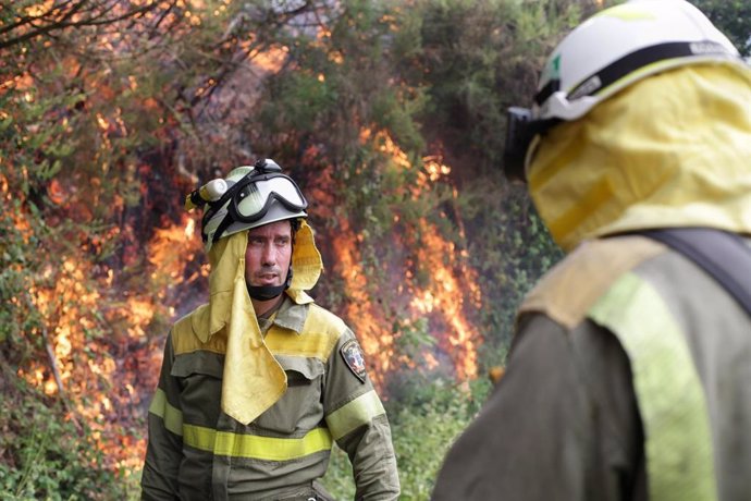 Axentes das Brigadas de Reforzo en Incendios Forestais (BRIF) realiza labores de extinción nas inmediacións dun incendio, a 15 de xullo de 2022, en Samos, Lugo, Galicia (España). A Consellería do Medio Rural decretou a alerta por proximid