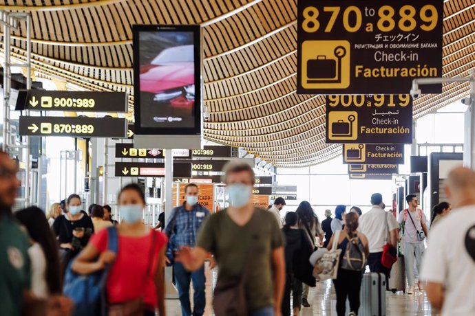 Pasajeros con sus maletas en la Terminal 4 del Aeropuerto Adolfo Suárez Madrid Barajas, a 1 de julio de 2022, en Madrid (España).