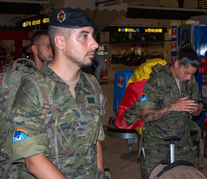 Militares de la BRI X parten hacia Letonia, desde el Aeropuerto de Sevilla.