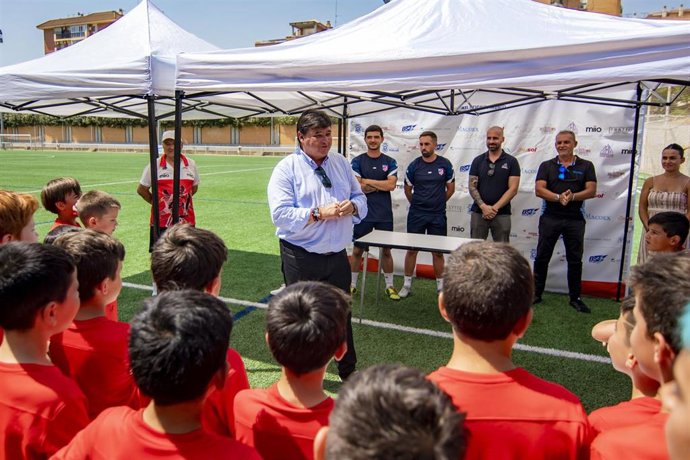 El alcalde clausura el primer Campus de Fútbol avalado por un equipo de Champions.