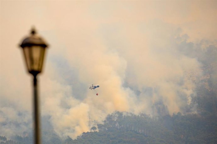 Más de un centenar de profesionales, 4 vehículos pesados de extinción y 16 medios aéreos trabajan  para la estabilización del incendio forestal en la sierra de Mijas a 15 de julio del 2022 en Alhaurín el Grande (Málaga, Andalucia, España)