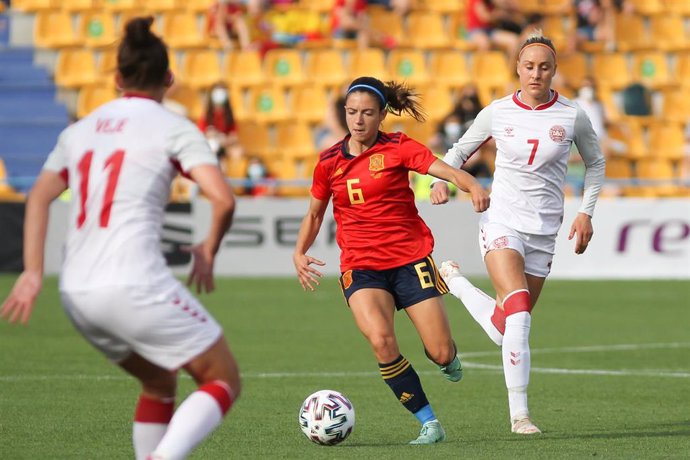 Archivo - Aitana Bonmatí conduce la pelota ante Sanne Troelsgaard en el amistoso entre España y Dinamarca de junio de 2021 en Alcorcón