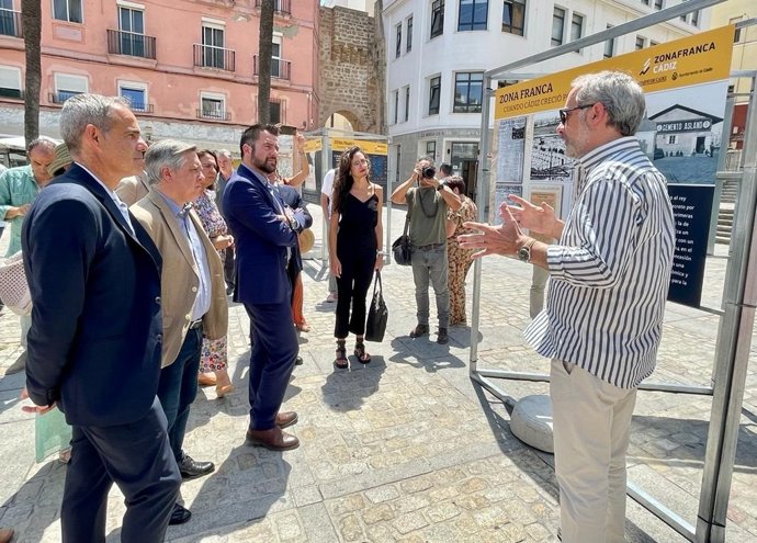 La Zona Franca acerca su historia a la ciudad con una exposición fotográfica en la plaza de la Catedral