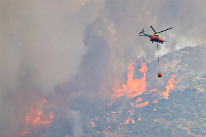 Más de un centenar de profesionales, 4 vehículos pesados de extinción y 16 medios aéreos trabajan  para la estabilización del incendio forestal en la sierra de Mijas a 15 de julio del 2022 en Alhaurín el Grande (Málaga, Andalucia, España)