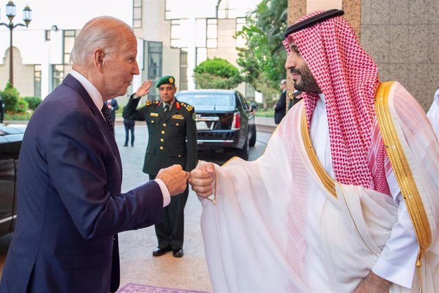 El presidente de Estados Unidos, Joe Biden, saluda al príncipe heredero de Arabia Saudí, Mohamed bin Salman, en Yeda