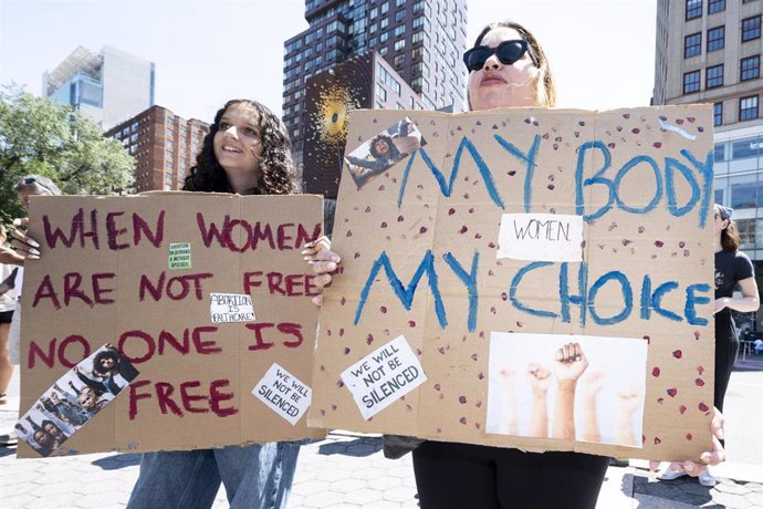 Mujeres sujetan pancartas a favor del aborto en una manifestación por los derechos reproductivos en Nueva York, Estados Unidos.