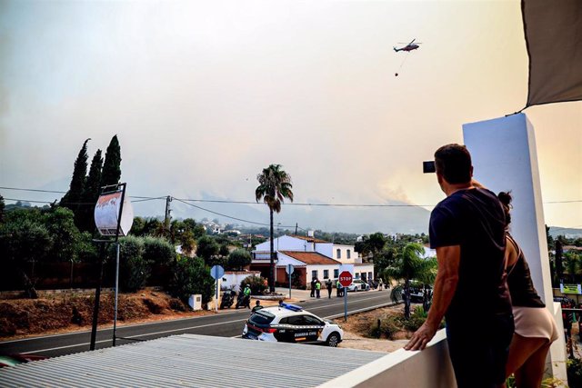 Vecinos de Alhaurín el Grande  han sido desalojados preventivamente por el incendio en la sierra de Mijas a 15 de julio del 2022 en Alhaurín el Grande  (Málaga, Andalucía, España)