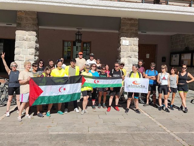 Integrantes de la asociación Alouda, Amigos del pueblo saharaui del Alto Aragón, organizan una salida en Canfranc de bicicleta