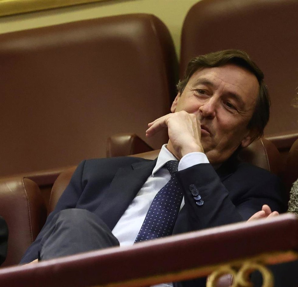 El senador del PP, Rafael Hernando, sigue el Debate sobre el estado de la Nación desde la tribuna del Congreso.