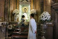 La Basílica del Pilar de Zaragoza recupera, tras más de dos años, el paso de los niños por el manto de la Virgen