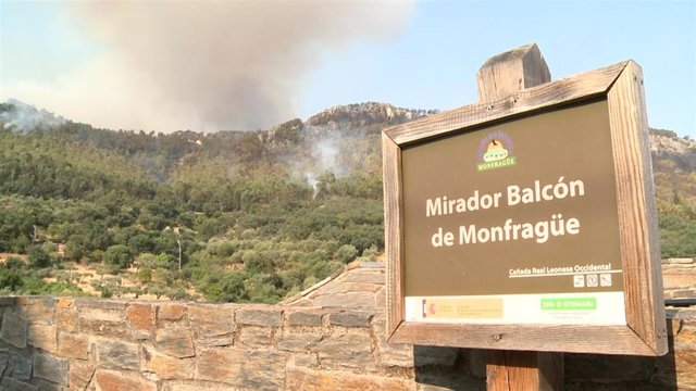 Incendio en la zona de Casas de Miravete junto al Parque Nacional de Monfragüe.