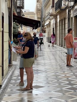 Archivo - Turistas en Jaén consultando un mapa.