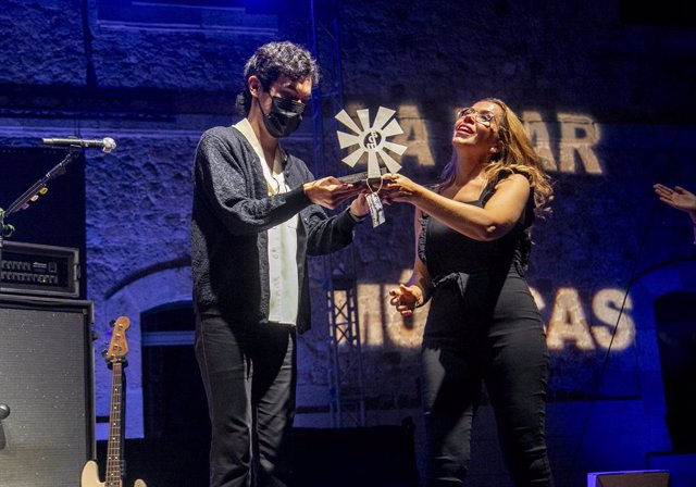Ed Maverick recibe el premio Paco Martín de las manos de la vicealcaldesa de Cartagena, Ana Belén Castejón